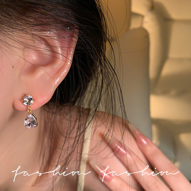 Korean small and exquisite water drop diamond stud earrings, French retro light luxury gentle earrings, high-end and elegant earrings for women Application Scenario