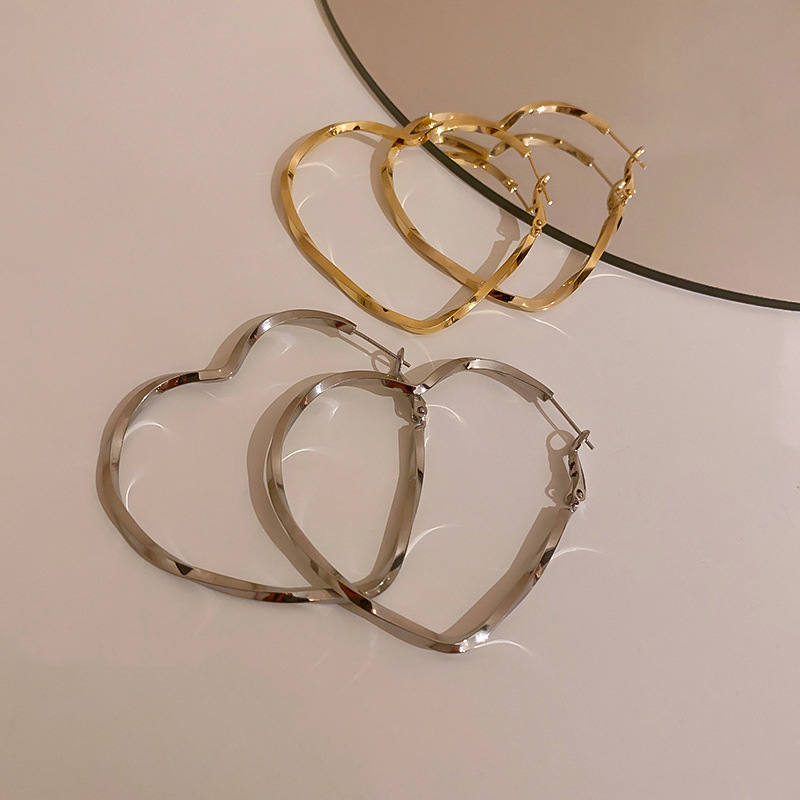 s925 Silver needle European and American heart-shaped earrings, a fashionable retro metal exaggerated ear ring for women, with a cold style and a unique personality Specification drawing