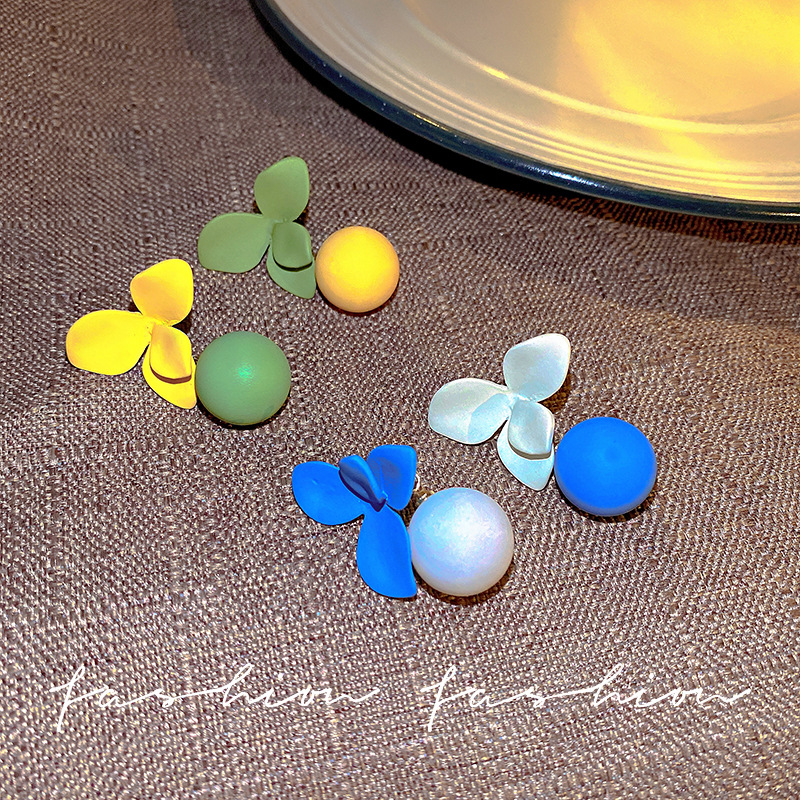 Hong Kong retro style, color-blocking earrings, high-end and grand, petal pearl silver needle stud earrings, 2023 new trendy earrings Specification drawing