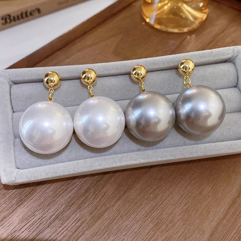 Light luxury and elegant large pearl earrings, women's autumn and winter high-end and versatile stud earrings, niche design, unique and exaggerated earrings Application Scenario