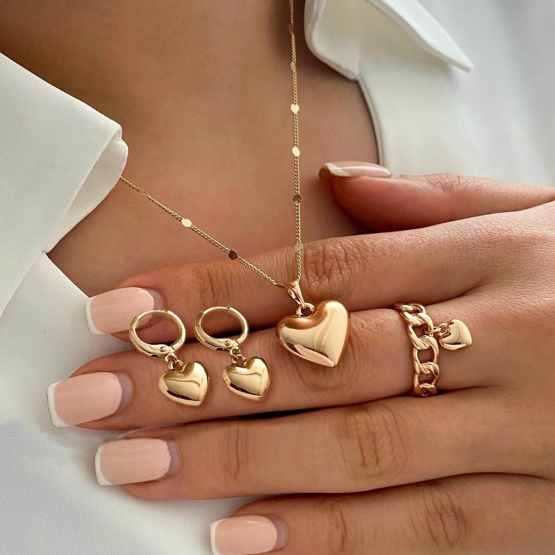 New cross-border fashionable and creative heart-shaped earrings, rings, necklaces and other high-end women's jewelry from Europe and America with a sense of design full figure