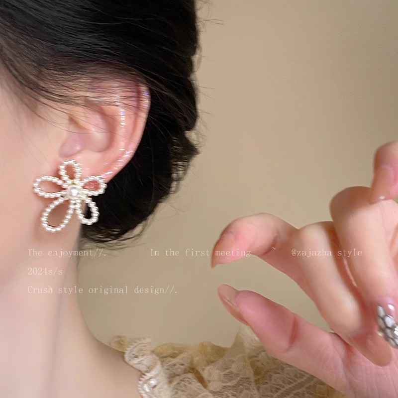 Pearl flower stud earrings for women, a unique Korean-style light luxury 2025 new model of earrings, simple, exquisite, fashionable and versatile Specification drawing