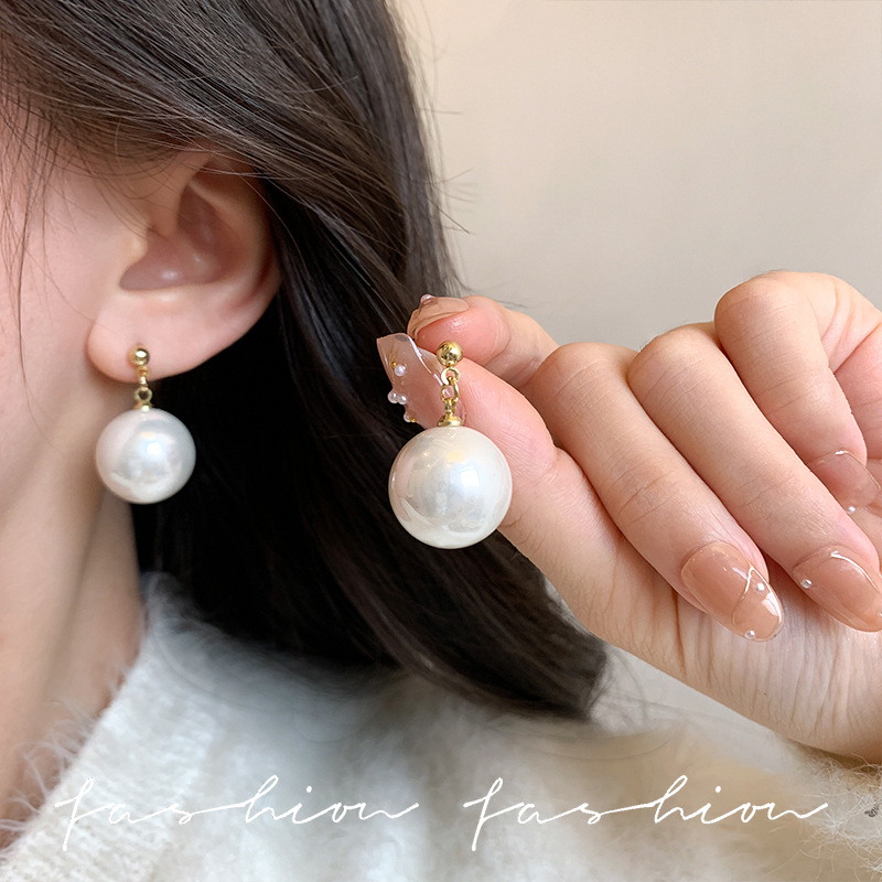 Light luxury large pearl elegant and high-end earrings, women's niche design metal stud earrings, ins trendy new earrings Application Scenario