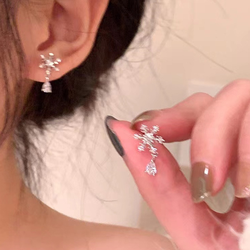 Christmas snowflake stud earrings, niche design earrings, light luxury, exquisite and high-end earrings, 925 silver needle, Yiwu accessories Specification drawing