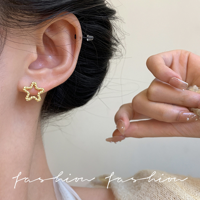 Five-pointed star twisted metal stud earrings, gentle and elegant for women, exude a sense of sophistication and are versatile for daily use. Autumn and winter commuting earrings and accessories details Picture