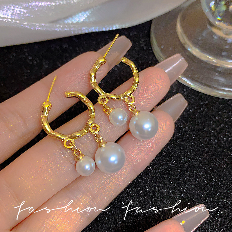 European and American retro French Baroque pearl earrings, women's light luxury, high-end and exquisite golden metal large earrings and stud earrings full figure