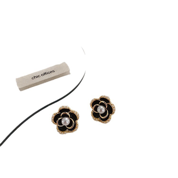 French retro oil-dripping pearl flower earrings for women, Korean simple and versatile, elegant and refined stud earrings, cold style Item Picture