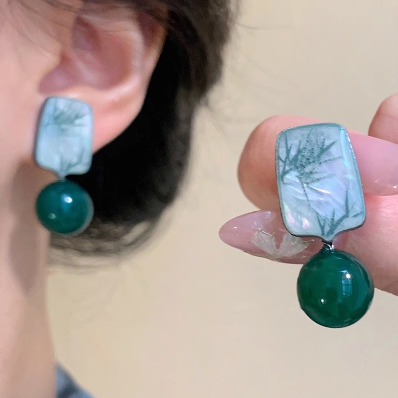 New Chinese-style green earrings, retro style, unique and elegant for women, ear studs, ancient style, cool and refreshing earrings details Picture