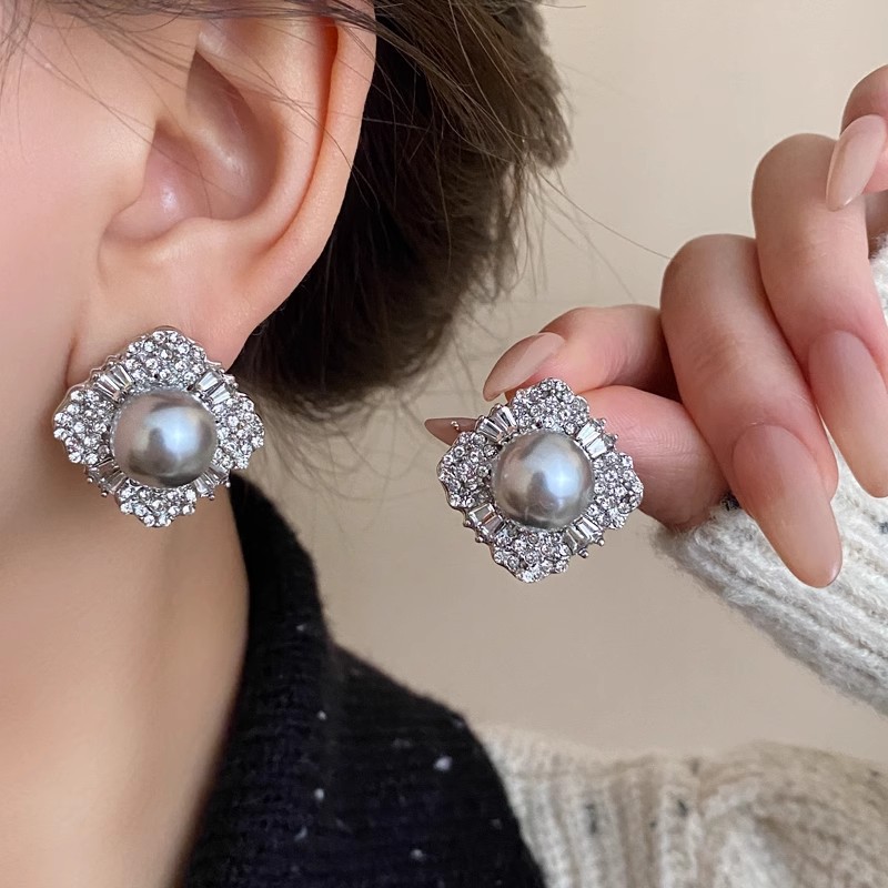 Super Flash Zircon grey pearl stud earrings, women's light luxury Chanel style fashionable earrings, elegant and high-end, versatile earrings full figure