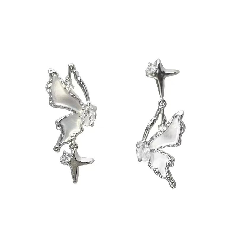 Silver asymmetrical butterfly earrings, with a unique and exquisite design, are sweet and cool. They are small and light luxury earrings that accentuate the face Item Picture