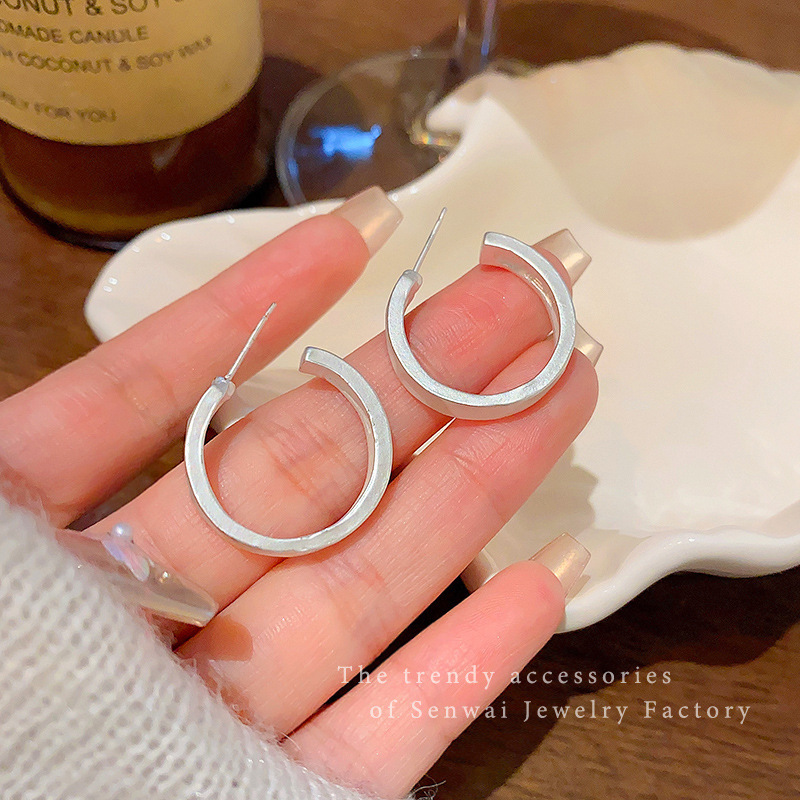 The cold and frosted silver ring earrings and French plain ring stud earrings are suitable for women with round faces as best-selling earrings details Picture