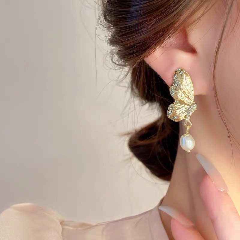 French-style micro-inlay butterfly wing pearl earrings, women's niche light luxury design, high-end ear studs, retro earrings wholesale details Picture