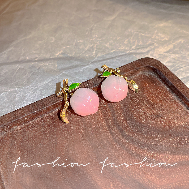 Peach cute and sweet earrings, summer green leaf ear studs, elegant socialite ear buckles, fresh and unique earrings Specification drawing