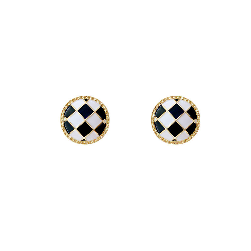 The simple checkerboard pearl earrings exude a sense of sophistication, individuality, and retro style. The design is unique and the round ball style is elegant. The stud earrings are for women Item Picture