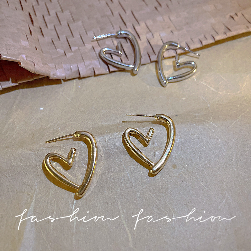 High-end, elegant, heart-shaped stud earrings for women's summer, simple and cold style, niche earrings, new 2024 trendy and versatile earrings Application Scenario