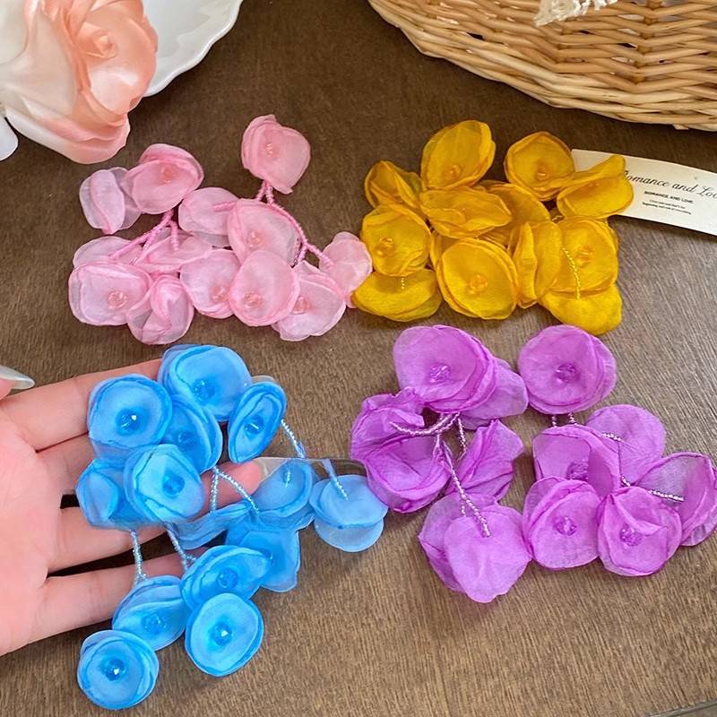 The 2025 new pink flower earrings exude a unique and stunning feminine charm. The tassel petal earrings are perfect for round faces Application Scenario