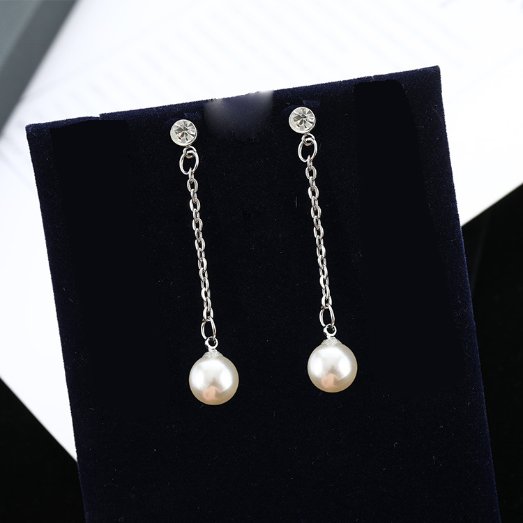 Japanese and Korean jewelry and accessories: Long stud earrings, sparkling diamonds, pearls, elegant tassels, earrings, and exquisite bows details Picture