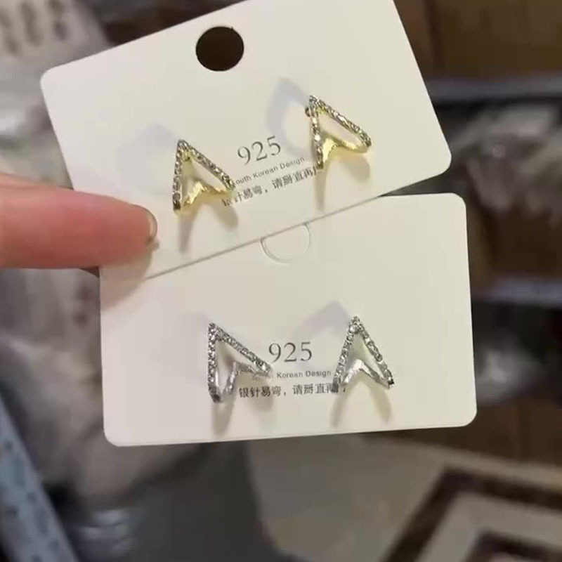 The S925 silver ear stud, a new French triangular stud, is a trendy Korean-style earring that has become a popular female earpiece full figure