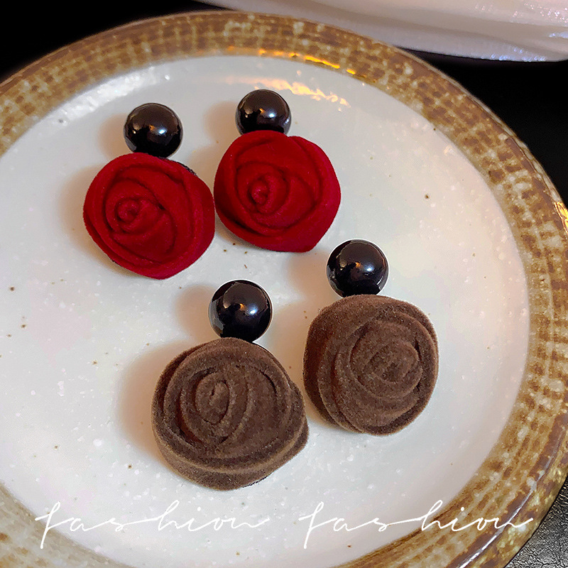 Autumn and winter plush rose stud design earrings 2025 new bestseller, high-end retro Hong Kong-style earrings for women Specification drawing