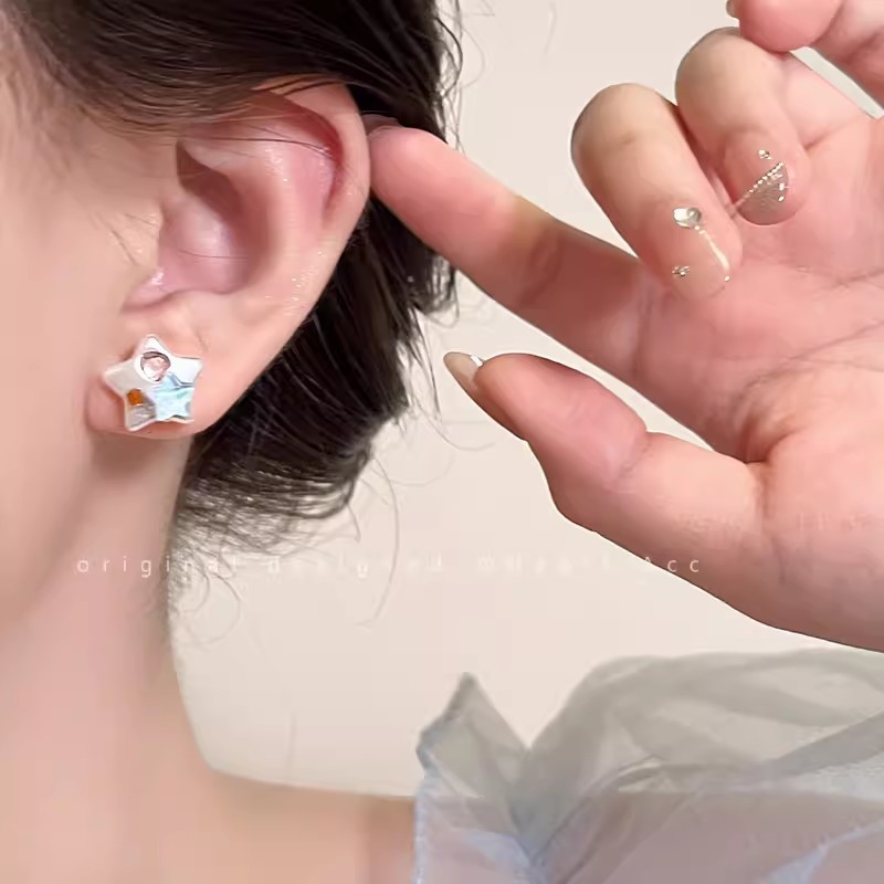 Summer dopamine sweet colorful zircon heart-shaped star stud earrings, fashionable and elegant, versatile earrings, silver needle earrings Application Scenario