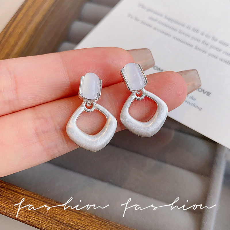 European and American metal brushed geometric cat's eye stud earrings, fashionable and elegant, versatile earrings, simple and cold style earrings and earrings Specification drawing