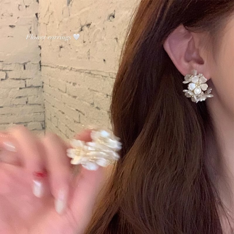French super fairy-like white jasmine flower ear rings for women, light luxury, niche and high-end earrings, face slimming stud earrings details Picture