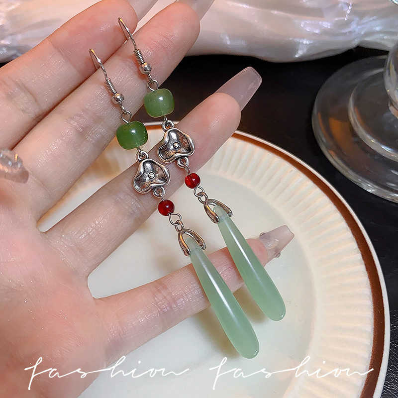 New Chinese-style imitation jade pendant earrings for women, retro Chinese-style beaded cheongsam ear studs, long tassel ear hanging earrings full figure