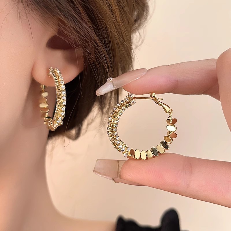 Geometric silver earrings, a fashionable, light luxury, niche design for women, with a high-end feel, are unique and exaggerated earrings full figure