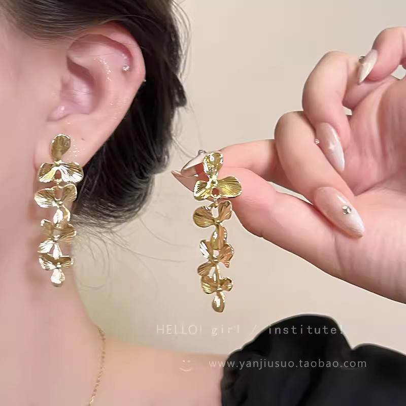 Lilac flower retro French exaggerated earrings, women's Hong Kong style, high-end, niche, light luxury, individual stud earrings, silver needle earrings full figure