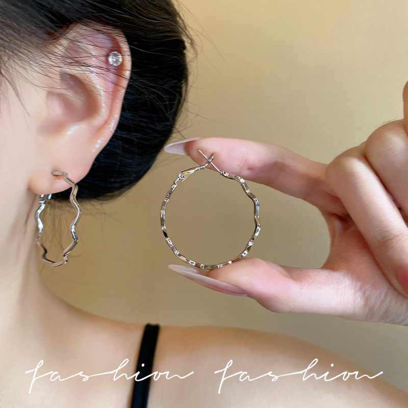 Golden-textured large circle earrings exude a sense of sophistication and simplicity for women. Exaggerated circle earrings with a niche design feel Specification drawing