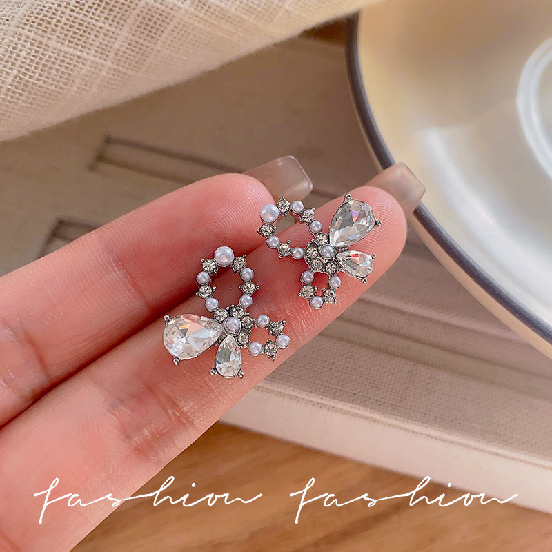Japanese and Korean pure and sweet light luxury butterfly zircon earrings, ethereal, simple and fashionable, with exquisite hollowed-out stud earrings as women's accessories details Picture