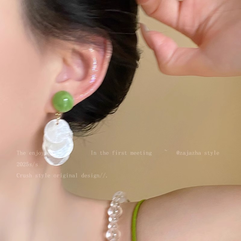 Green vacation-style shell earrings, women's dopamine, summer earrings, unique, beautiful and high-end, seaside stud earrings Specification drawing