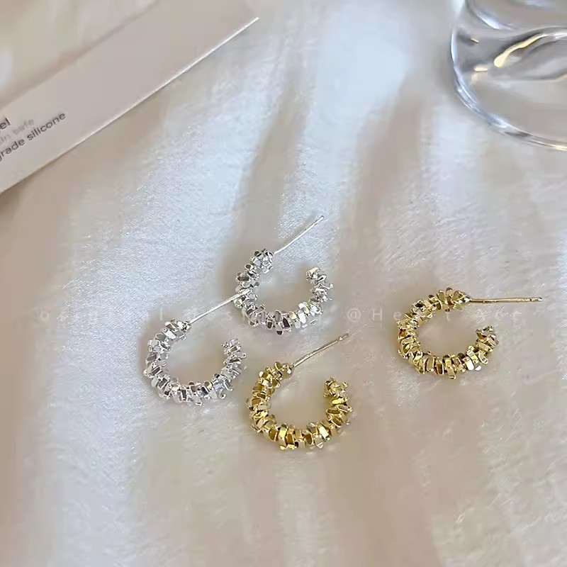 Broken silver C-shaped earrings for women, French niche design, cold style, stud earrings, high-end and elegant, semi-circular earrings Application Scenario