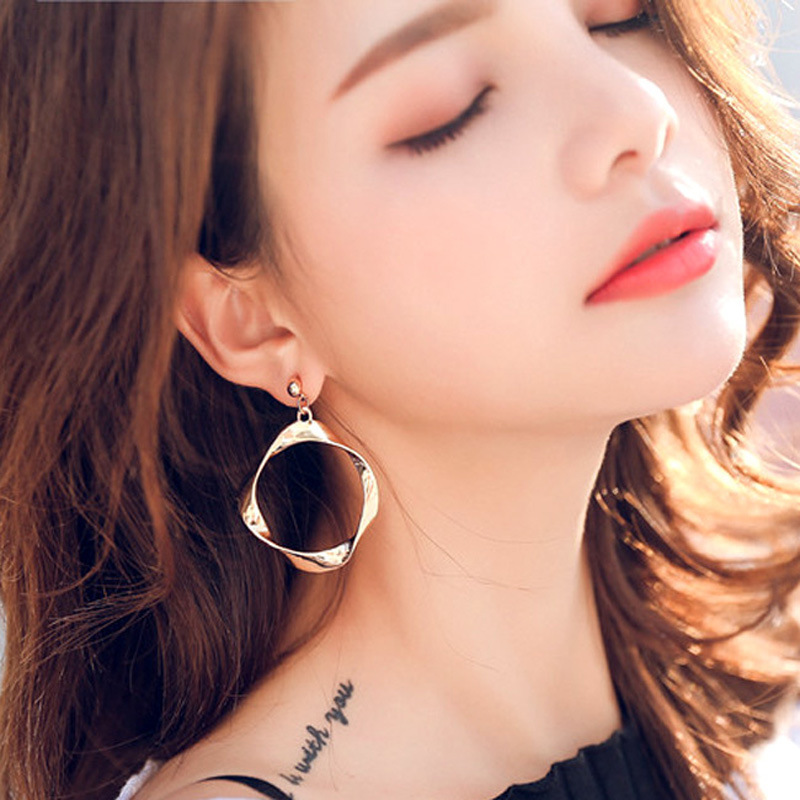 The new irregular earrings and earrings from South Korea are unique, simple and versatile. The earrings and exaggerated stud earrings from Europe and America are perfect for women Specification drawing