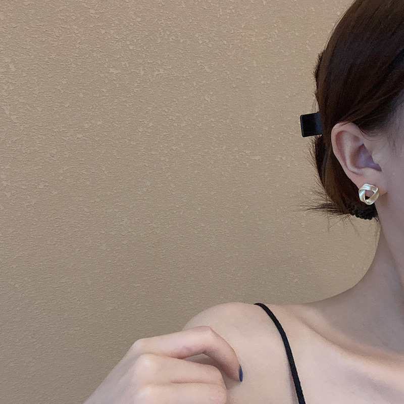 The retro matte gold earrings from Dongdaemun, South Korea, are a light luxury and trendy fashion icon. The earrings are in a simple and cold style full figure