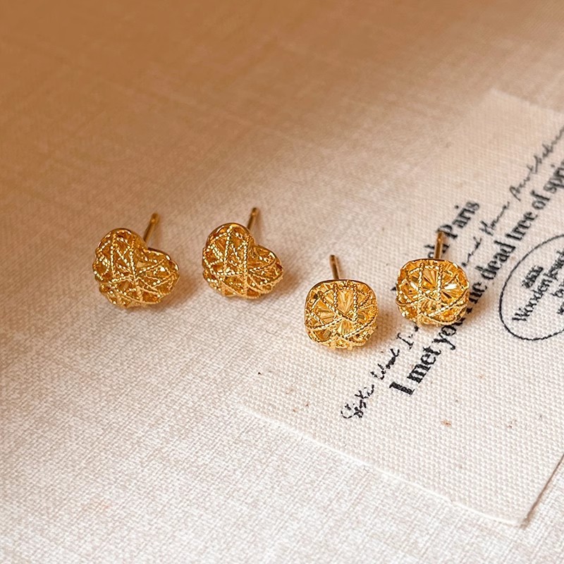 Golden brushed and hollowed-out small sugar stud earrings for women, with a light luxury and high-end feel, are elegant and unique. They are simple and suitable for daily use details Picture