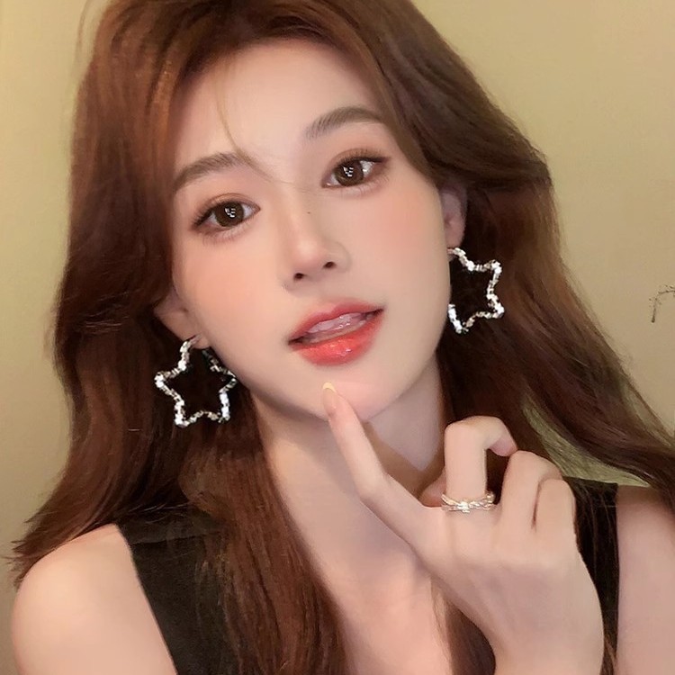 Silver hollowed-out five-pointed star large ear rings with unique design sense, best-selling earrings, small and versatile ear studs for women to show off their faces, wholesale full figure