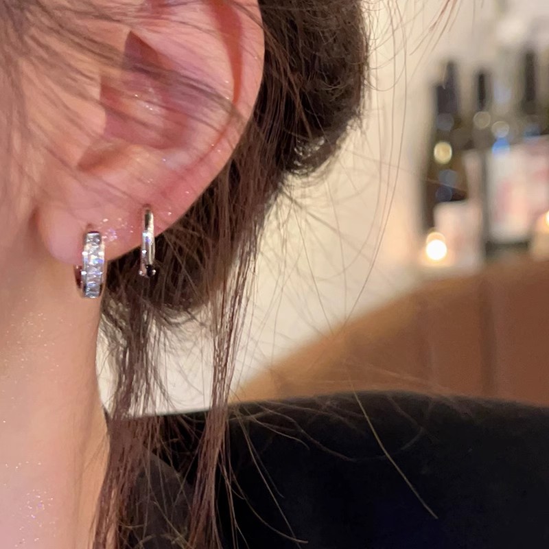 Four-piece set of ear buckles, cool style, spicy girl stud earrings, sparkling diamonds, dazzling style, high-end and fashionable, cold style earrings and earrings Application Scenario