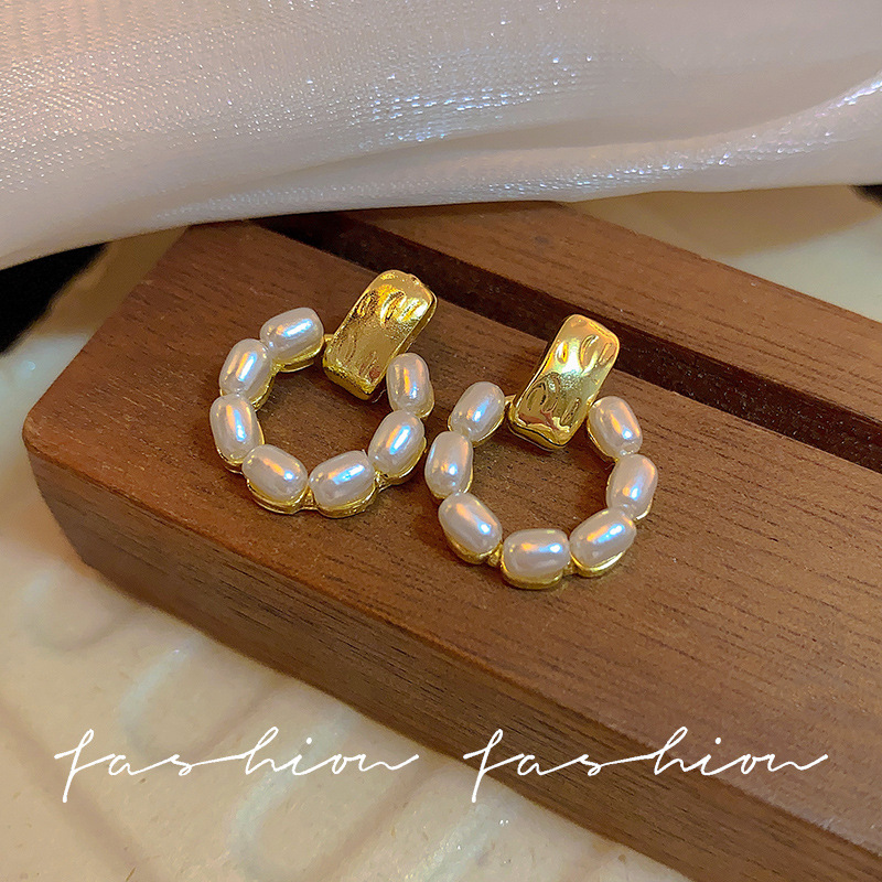 925 Silver needle high-end, niche pearl earrings, retro Hong Kong style, small and exquisite, elegant stud earrings Application Scenario