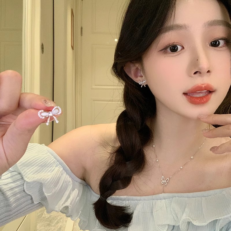 French-style zirconium cat's eye stone bow earrings for women, a light luxury, niche and high-end look. Simple, fashionable and versatile earrings full figure