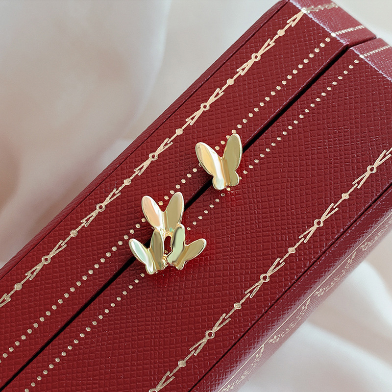 The compact and simple S925 silver asymmetrical butterfly stud earrings are versatile and feature a girlish personality design. They are Korean internet-famous earrings full figure
