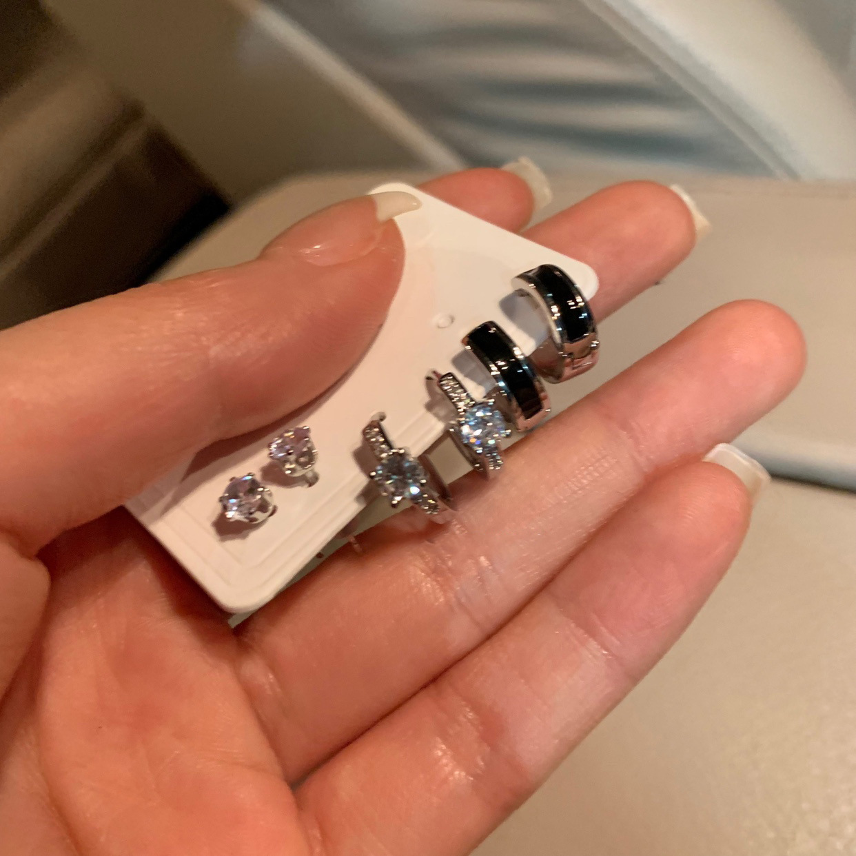 The 2025 new light luxury Zircon ear buckle six-piece set features a trendy and versatile ins earrings with a Japanese and Korean style Specification drawing