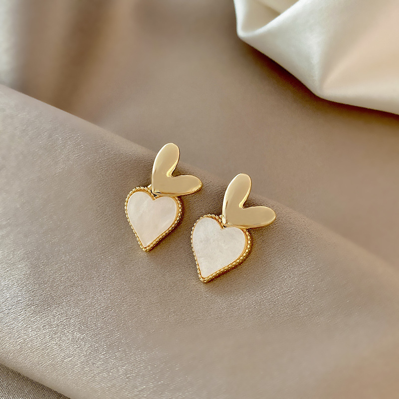 Korean Internet celebrity fashion heart-shaped earrings, women's Instagram style simple and individual stud earrings, cold style mother-of-pearl versatile earrings Specification drawing