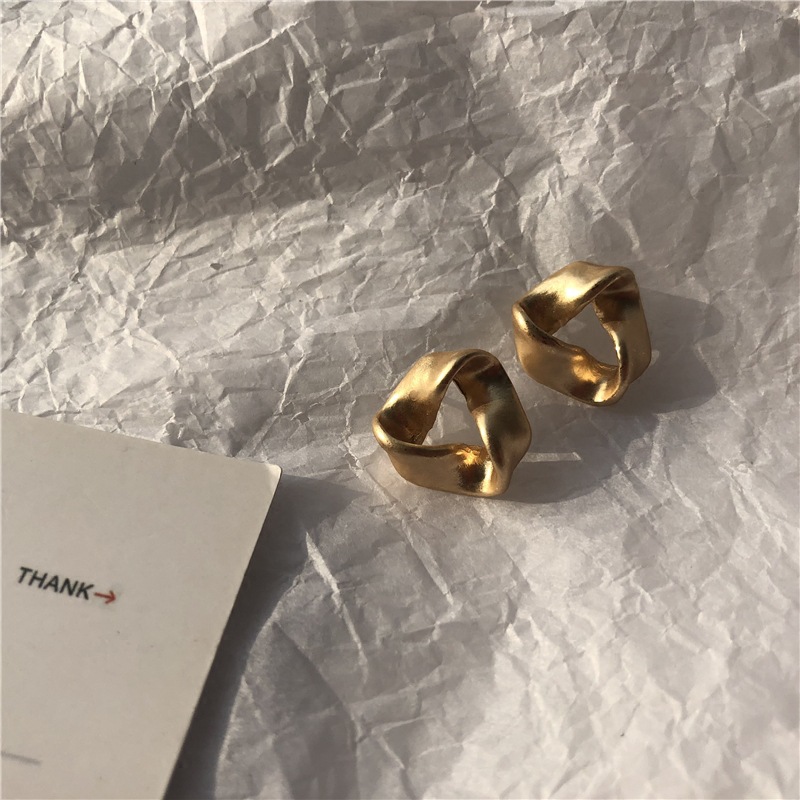 Korean-style irregular triangular small earrings, simple and elegant design, retro and high-end stud earrings full figure