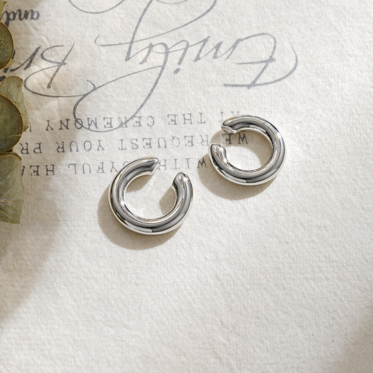 European and American punk asymmetrical metal ear clips, double round ear bone clips, women's C-shaped ear bone clips, earrings and jewelry wholesale Specification drawing