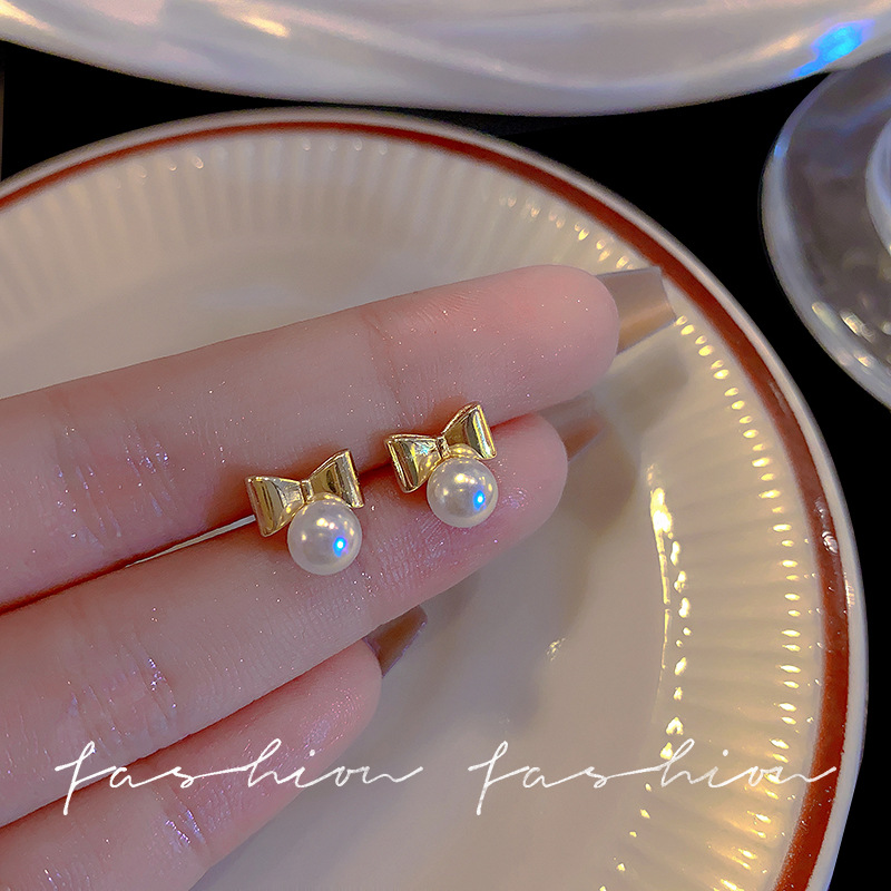 Cute and sweet bow pearl stud earrings for girls' commuting, niche design, high-end earrings and pendants wholesale full figure