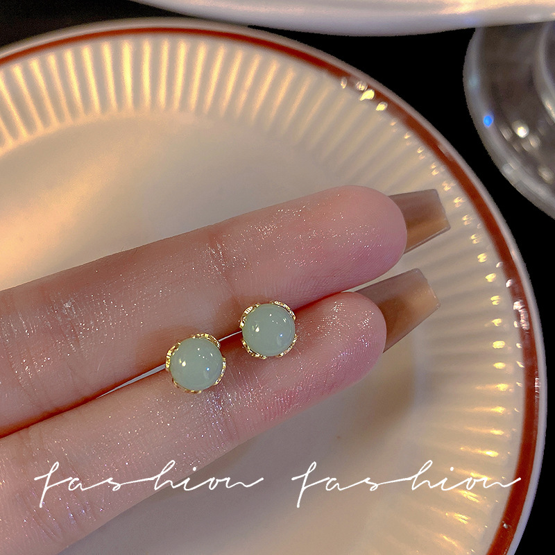 The s925 silver needle retro ear-nourishing stud earrings are small, versatile, and exude a sense of high-end elegance. The French cold style accessories are elegant full figure