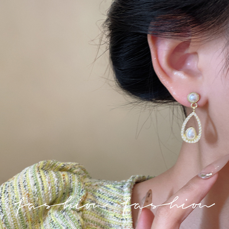 Light luxury 925 silver needle versatile Hong Kong-style French style pearl earrings, Baroque court fashion high-end earrings Application Scenario