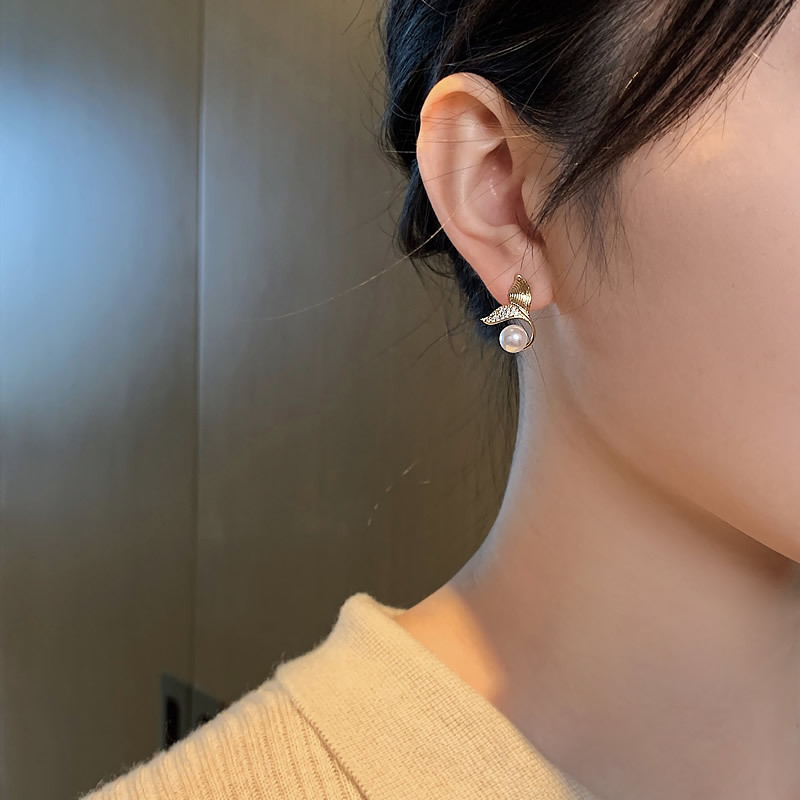 S925 silver ear Needle fishtail pearl stud earrings, simple and elegant, feminine and trendy trendy earrings, asymmetrical design pearl Application Scenario