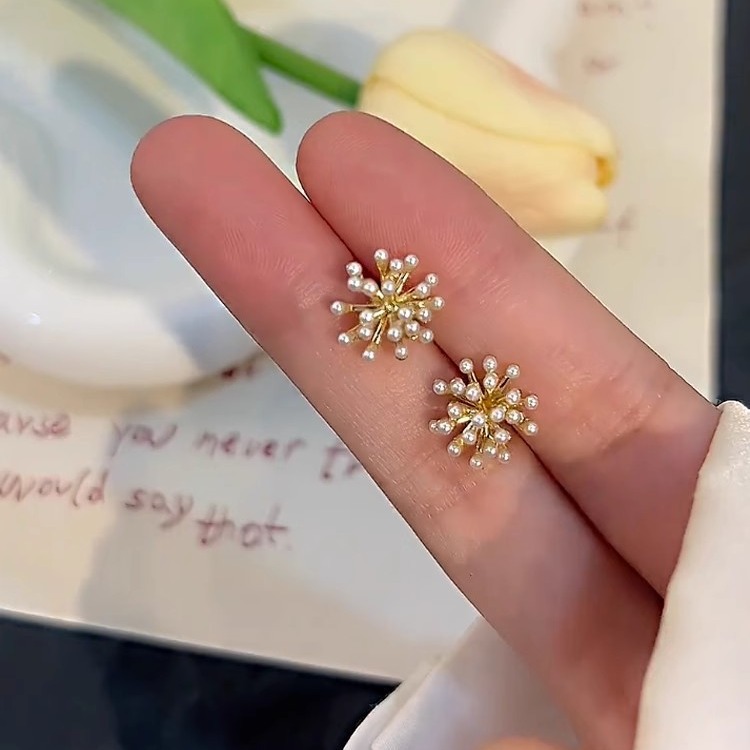 Small and exquisite popcorn pearl stud earrings with a noble and elegant demeanor, fashionable and versatile, high-end female Internet celebrity commuting earrings Application Scenario